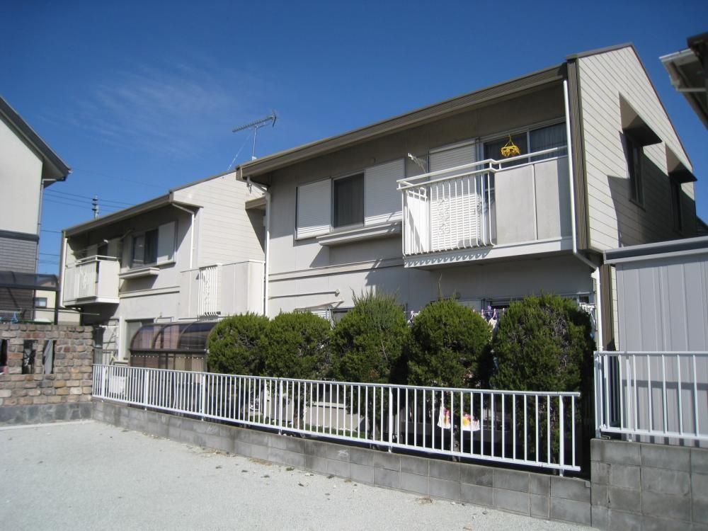 兵庫県高砂市荒井町小松原2丁目のアパートの建物外観