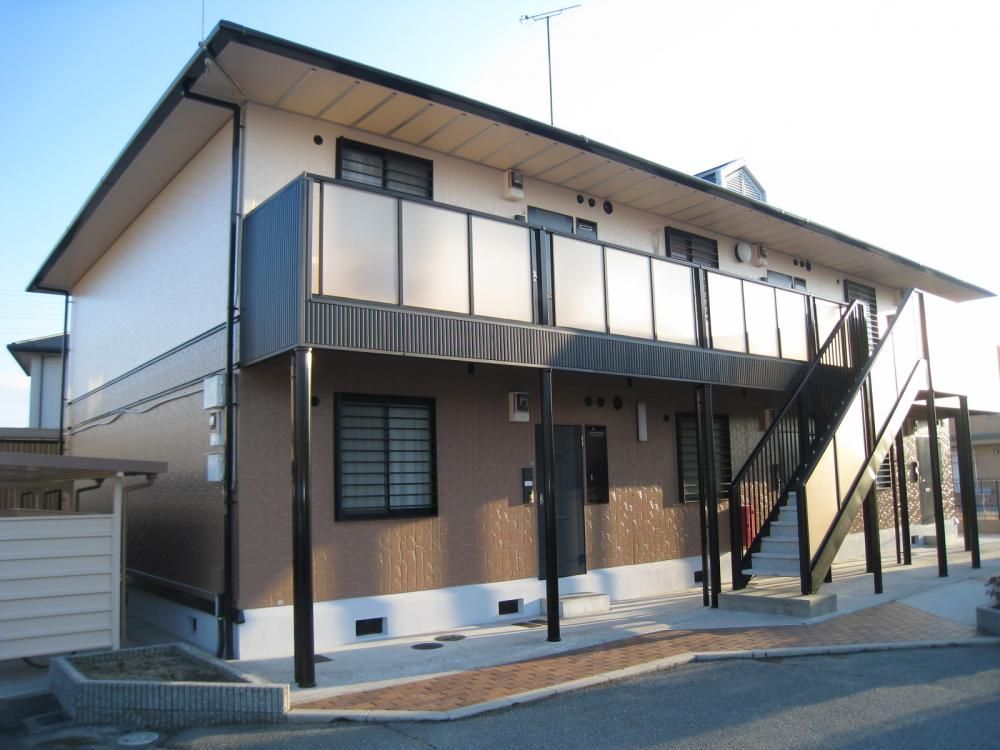 兵庫県加古川市米田町平津のアパートの建物外観