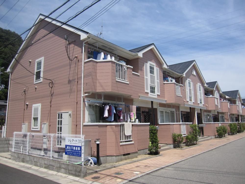 兵庫県高砂市北浜町西浜のハイツの建物外観