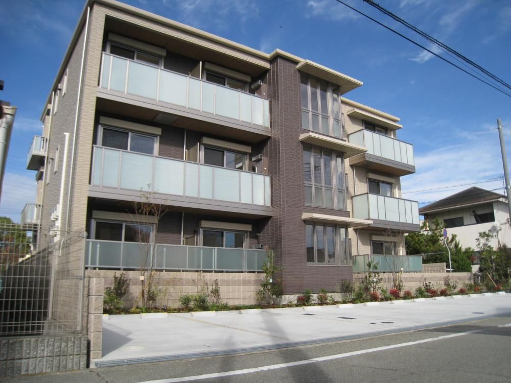 兵庫県高砂市高砂町浜田町1丁目のハイツの建物外観