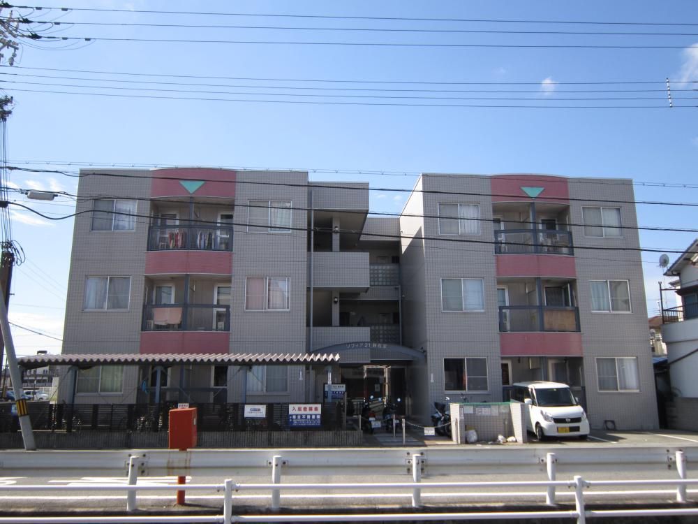 兵庫県加古川市平岡町新在家のマンションの建物外観